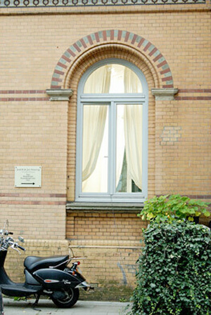 gelbe Klinkerwand, fenster mit Rundbogen